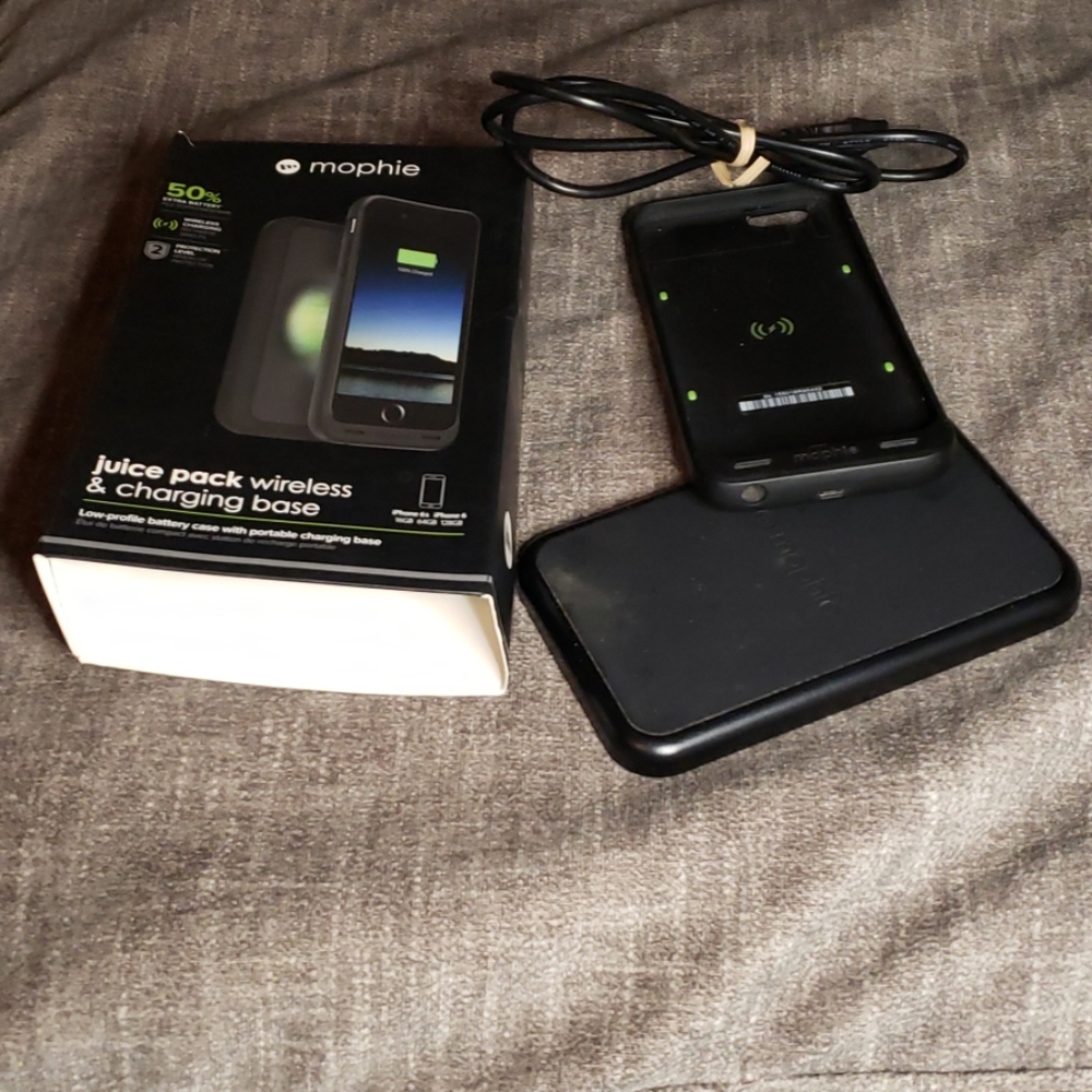 Mophie juice pack case and charging base
